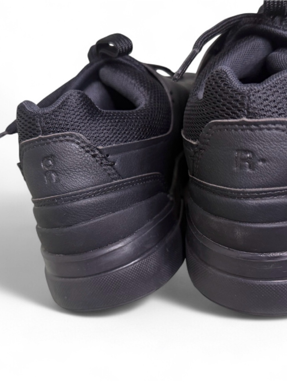 the Women's On THE ROGER Advantage in the All Black (or Black/Black) colorway - Picture 5 of 6